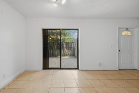 Townhouse in Palm Springs, Florida 3 bedrooms, 159.98 sq.m. № 2191125 - photo 14