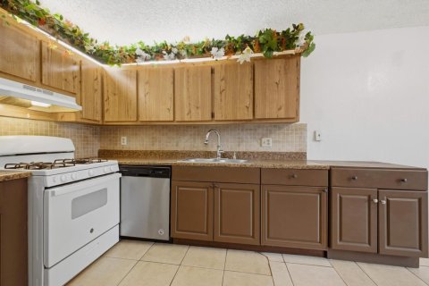 Townhouse in Palm Springs, Florida 3 bedrooms, 159.98 sq.m. № 2191125 - photo 18