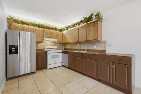 Townhouse in Palm Springs, Florida 3 bedrooms, 159.98 sq.m. № 2191125 - photo 16