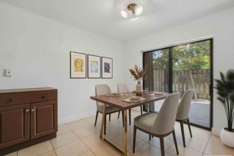 Townhouse in Palm Springs, Florida 3 bedrooms, 159.98 sq.m. № 2191125 - photo 13
