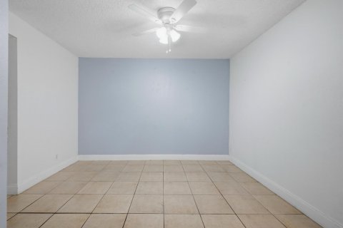 Townhouse in Palm Springs, Florida 3 bedrooms, 159.98 sq.m. № 2191125 - photo 8