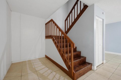 Townhouse in Palm Springs, Florida 3 bedrooms, 159.98 sq.m. № 2191125 - photo 23