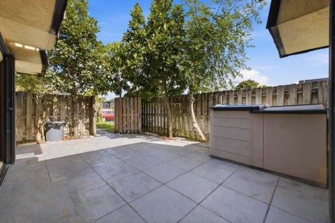 Townhouse in Palm Springs, Florida 3 bedrooms, 159.98 sq.m. № 2191125 - photo 5