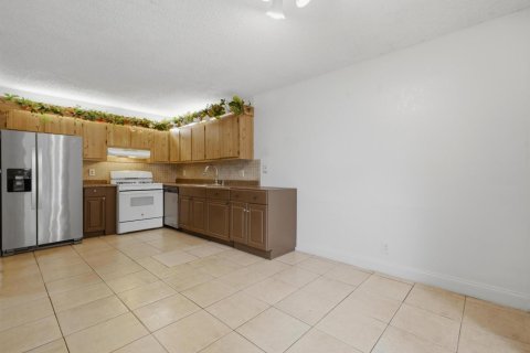 Townhouse in Palm Springs, Florida 3 bedrooms, 159.98 sq.m. № 2191125 - photo 15