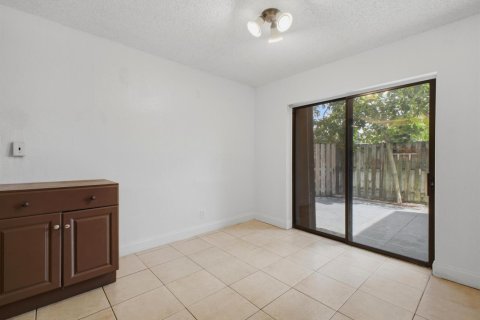 Townhouse in Palm Springs, Florida 3 bedrooms, 159.98 sq.m. № 2191125 - photo 12