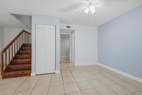 Townhouse in Palm Springs, Florida 3 bedrooms, 159.98 sq.m. № 2191125 - photo 11