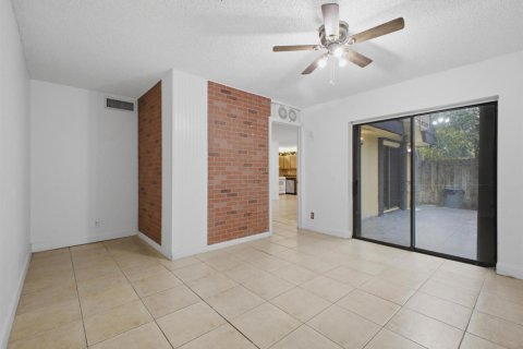 Townhouse in Palm Springs, Florida 3 bedrooms, 159.98 sq.m. № 2191125 - photo 21