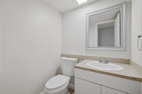 Townhouse in Palm Springs, Florida 3 bedrooms, 159.98 sq.m. № 2191125 - photo 25