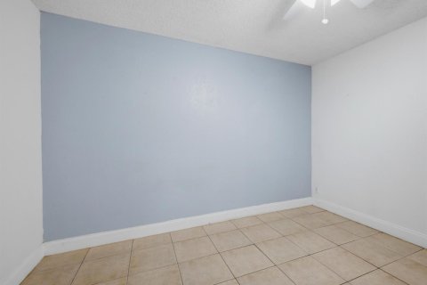 Townhouse in Palm Springs, Florida 3 bedrooms, 159.98 sq.m. № 2191125 - photo 10