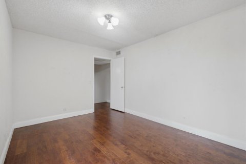 Townhouse in Palm Springs, Florida 3 bedrooms, 159.98 sq.m. № 2191125 - photo 30