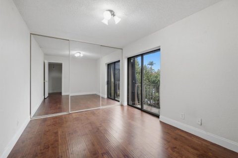 Townhouse in Palm Springs, Florida 3 bedrooms, 159.98 sq.m. № 2191125 - photo 28