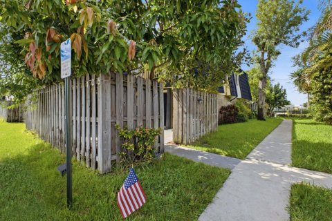 Townhouse in Palm Springs, Florida 3 bedrooms, 159.98 sq.m. № 2191125 - photo 2