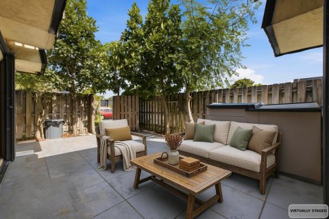Townhouse in Palm Springs, Florida 3 bedrooms, 159.98 sq.m. № 2191125 - photo 6