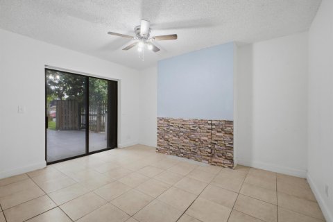 Townhouse in Palm Springs, Florida 3 bedrooms, 159.98 sq.m. № 2191125 - photo 22
