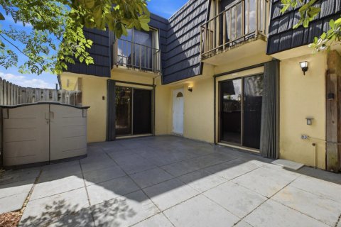 Townhouse in Palm Springs, Florida 3 bedrooms, 159.98 sq.m. № 2191125 - photo 4