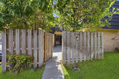 Townhouse in Palm Springs, Florida 3 bedrooms, 159.98 sq.m. № 2191125 - photo 3
