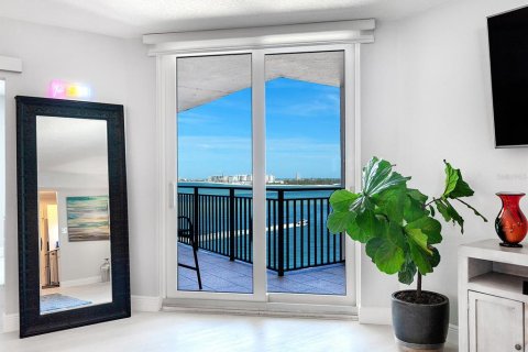 Condominio en venta en Sarasota, Florida, 1 dormitorio, 76.18 m2 № 2100200 - foto 17