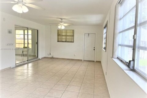 House in Hollywood, Florida 3 bedrooms, 170.2 sq.m. № 1962651 - photo 8