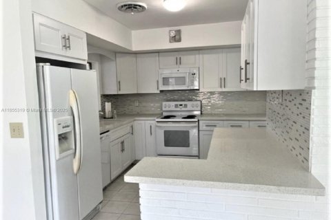 House in Hollywood, Florida 3 bedrooms, 170.2 sq.m. № 1962651 - photo 5