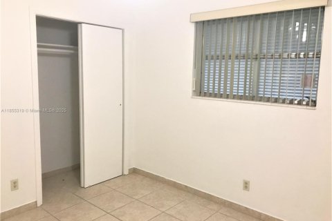 House in Hollywood, Florida 3 bedrooms, 170.2 sq.m. № 1962651 - photo 14