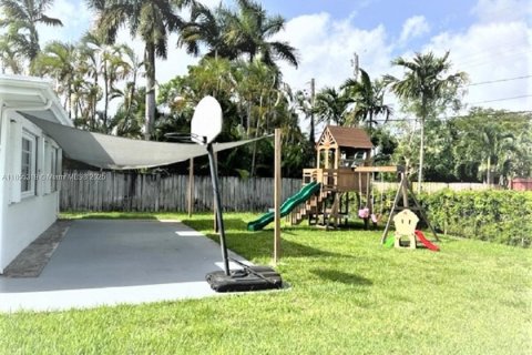 House in Hollywood, Florida 3 bedrooms, 170.2 sq.m. № 1962651 - photo 18