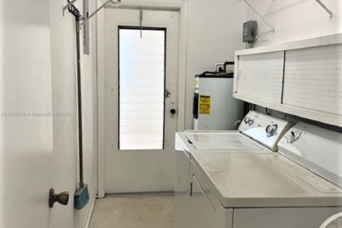 House in Hollywood, Florida 3 bedrooms, 170.2 sq.m. № 1962651 - photo 10