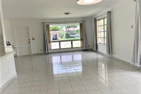 House in Hollywood, Florida 3 bedrooms, 170.2 sq.m. № 1962651 - photo 2