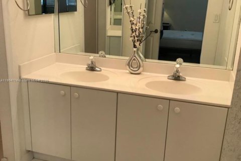 Townhouse in Doral, Florida 3 bedrooms, 156.35 sq.m. № 2013356 - photo 13