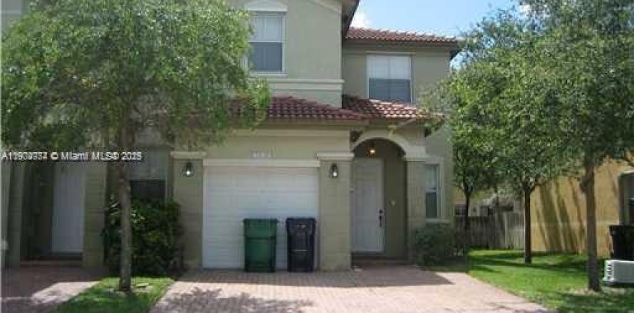 Townhouse in Doral, Florida 3 bedrooms, 156.35 sq.m. № 2013356