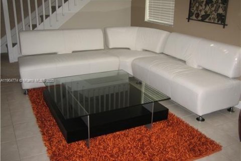 Townhouse in Doral, Florida 3 bedrooms, 156.35 sq.m. № 2013356 - photo 4