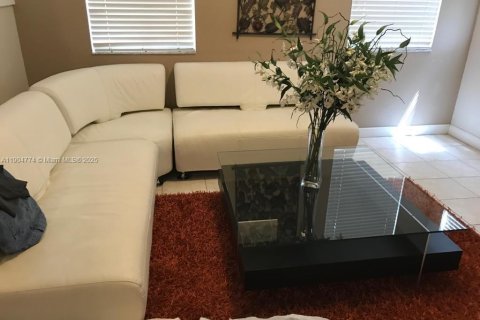 Townhouse in Doral, Florida 3 bedrooms, 156.35 sq.m. № 2013356 - photo 3