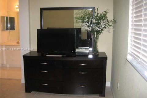 Townhouse in Doral, Florida 3 bedrooms, 156.35 sq.m. № 2013356 - photo 14