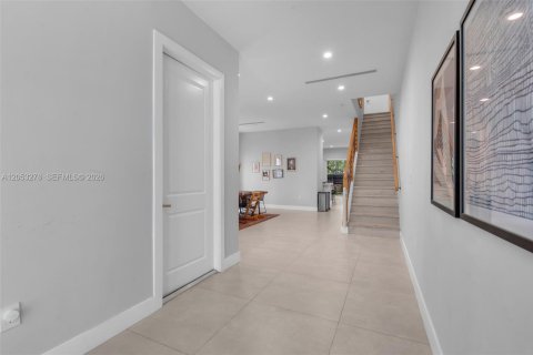 Touwnhouse à vendre à Miami, Floride: 3 chambres, 212.19 m2 № 2247889 - photo 5