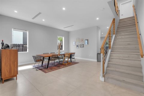Touwnhouse à vendre à Miami, Floride: 3 chambres, 212.19 m2 № 2247889 - photo 6