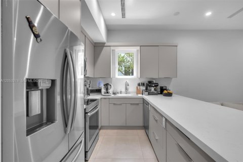Touwnhouse à vendre à Miami, Floride: 3 chambres, 212.19 m2 № 2247889 - photo 11