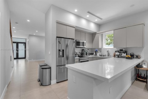 Touwnhouse à vendre à Miami, Floride: 3 chambres, 212.19 m2 № 2247889 - photo 12