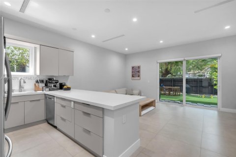 Touwnhouse à vendre à Miami, Floride: 3 chambres, 212.19 m2 № 2247889 - photo 10