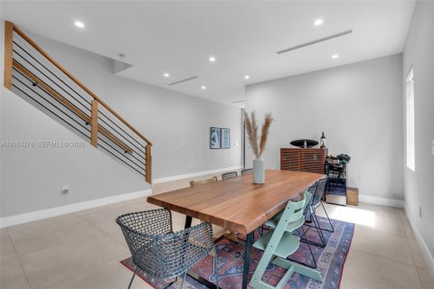 Touwnhouse à vendre à Miami, Floride: 3 chambres, 212.19 m2 № 2247889 - photo 8