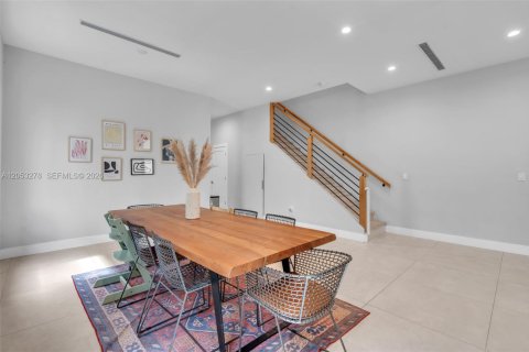 Touwnhouse à vendre à Miami, Floride: 3 chambres, 212.19 m2 № 2247889 - photo 9