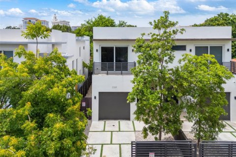 Touwnhouse à vendre à Miami, Floride: 3 chambres, 212.19 m2 № 2247889 - photo 3