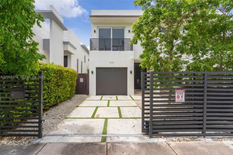 Touwnhouse à vendre à Miami, Floride: 3 chambres, 212.19 m2 № 2247889 - photo 2