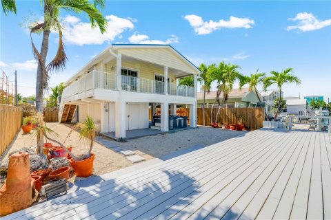 House in Marathon, Florida 3 bedrooms, 98.1 sq.m. № 1712053 - photo 1