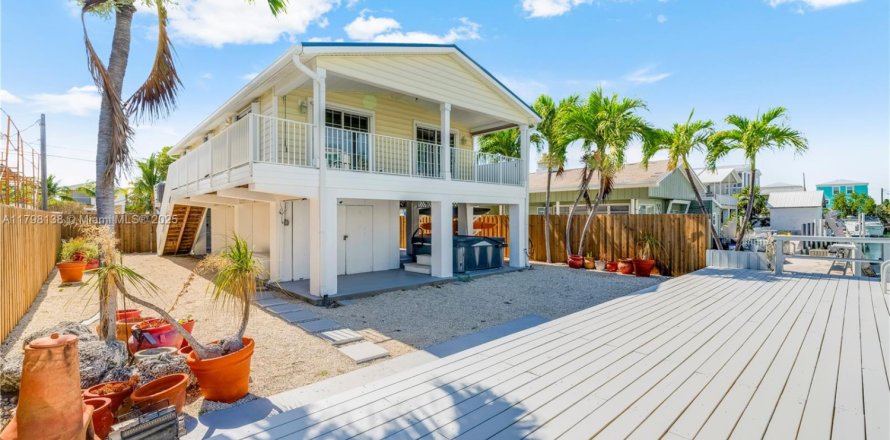 House in Marathon, Florida 3 bedrooms, 98.1 sq.m. № 1712053