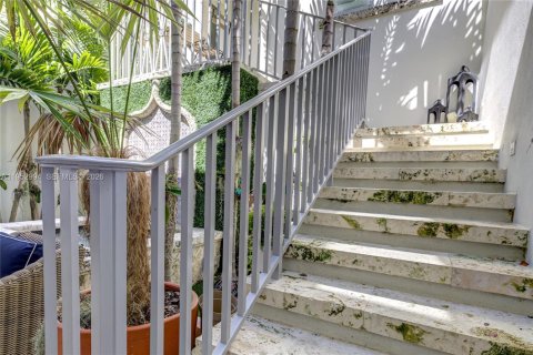 Adosado en venta en Coral Gables, Florida, 4 dormitorios, 323.76 m2 № 2008729 - foto 17