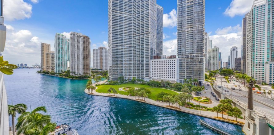 Кондоминиум с 2 спальнями в Майами, Флорида № 1979935