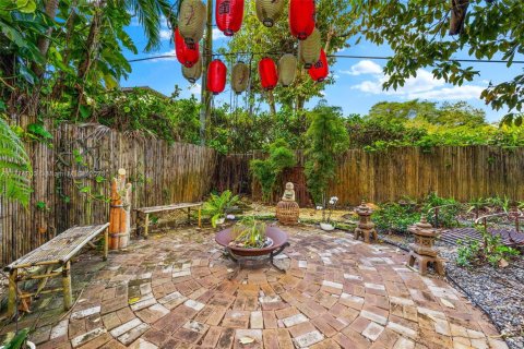 House in Miami, Florida 4 bedrooms, 329.71 sq.m. № 1693277 - photo 12
