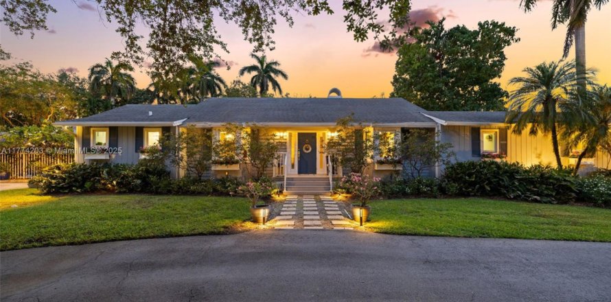 House in Miami, Florida 4 bedrooms, 329.71 sq.m. № 1693277