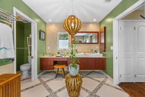 House in Miami, Florida 4 bedrooms, 329.71 sq.m. № 1693277 - photo 27