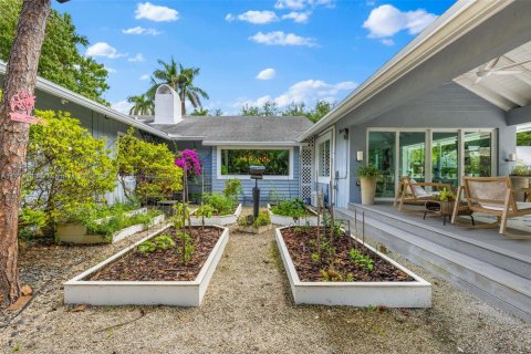 House in Miami, Florida 4 bedrooms, 329.71 sq.m. № 1693277 - photo 15