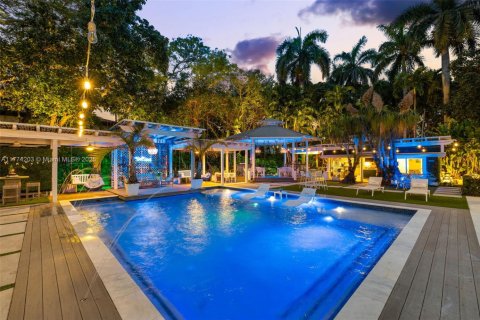 House in Miami, Florida 4 bedrooms, 329.71 sq.m. № 1693277 - photo 7